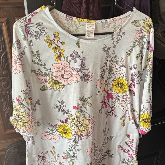 west loop Tops - West Loop Floral Quarter Sleeve Top - lite blue and multi colored flowers 🌺